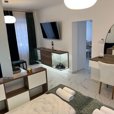 La Luna Premium Deluxe Apartment With Free Jacuzzi, Bikes & Covered Parking Nasice Buitenkant foto