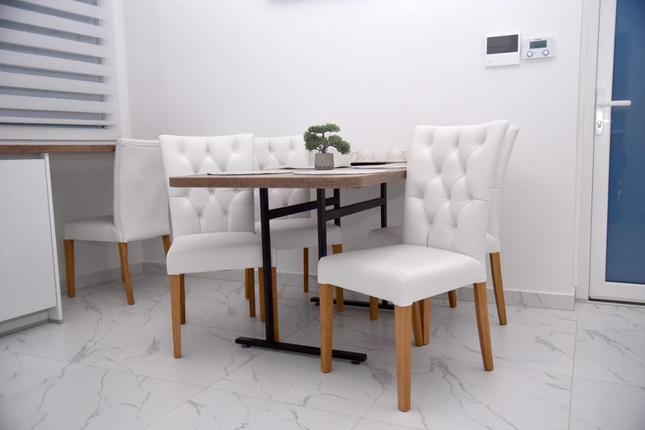 La Luna Premium Deluxe Apartment With Free Jacuzzi, Bikes & Covered Parking Nasice Buitenkant foto