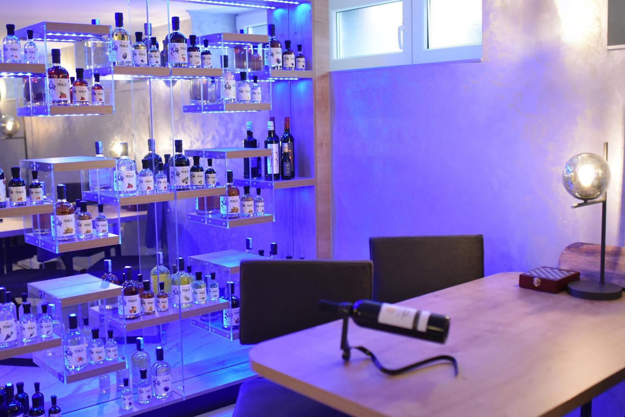 La Luna Premium Deluxe Apartment With Free Jacuzzi, Bikes & Covered Parking Nasice Buitenkant foto