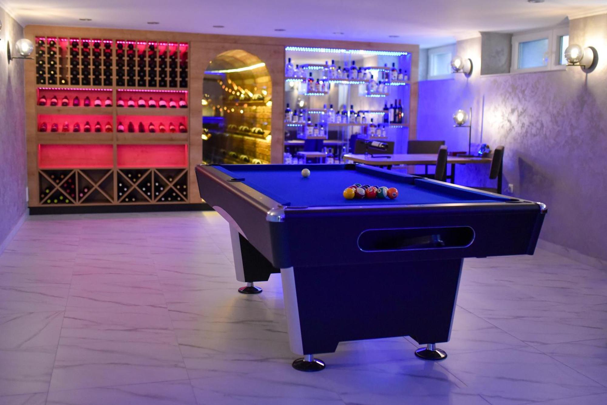 La Luna Premium Deluxe Apartment With Free Jacuzzi, Bikes & Covered Parking Nasice Buitenkant foto